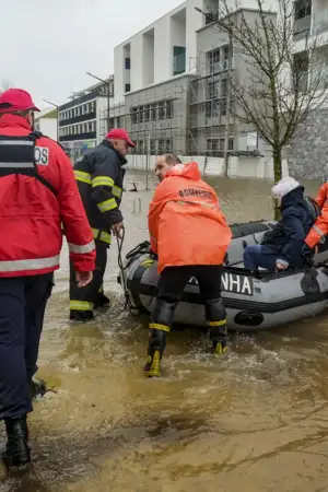 Autoridades de socorro a responder a cheias